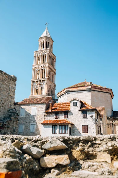 Gamla stan byggnader och Diocletianus palats Saint Domnius Cathedral Bell Tower i Split, Kroatien — Stockfoto