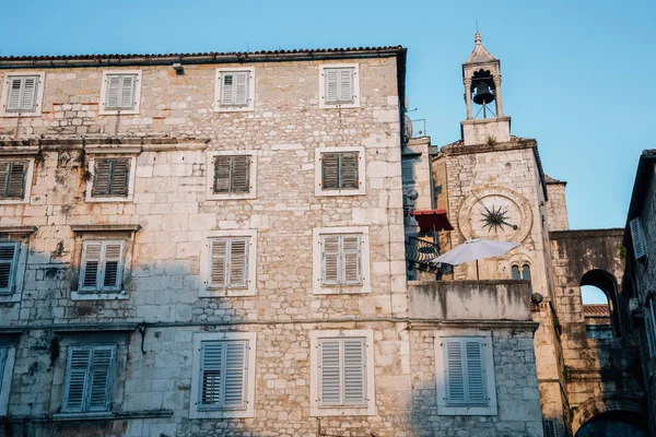El campanario bajo el reloj en el casco antiguo de Split, Croacia — Foto de Stock
