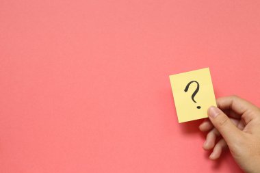 Pembe arka plandaki not kağıdındaki soru işareti. Çözüm kavramı