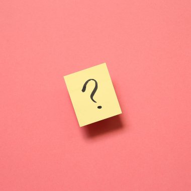Pembe arka plandaki not kağıdındaki soru işareti. Çözüm kavramı