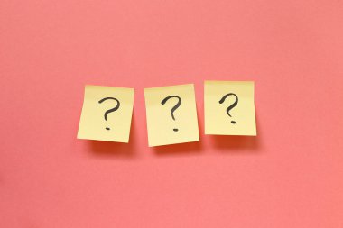 Pembe arka plandaki not kağıdındaki soru işareti. Çözüm kavramı