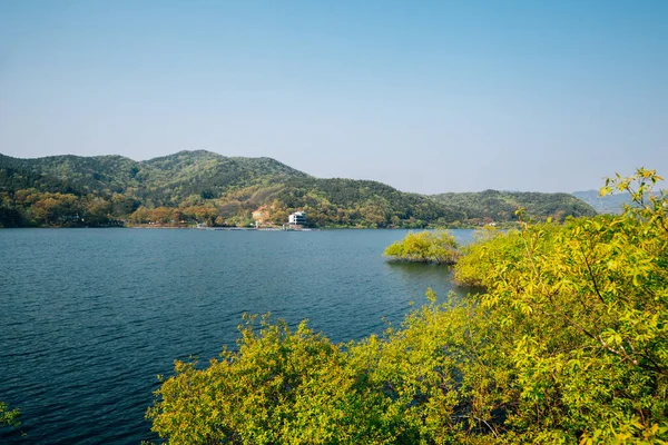 韓国安城市の山のある景観湖 — ストック写真