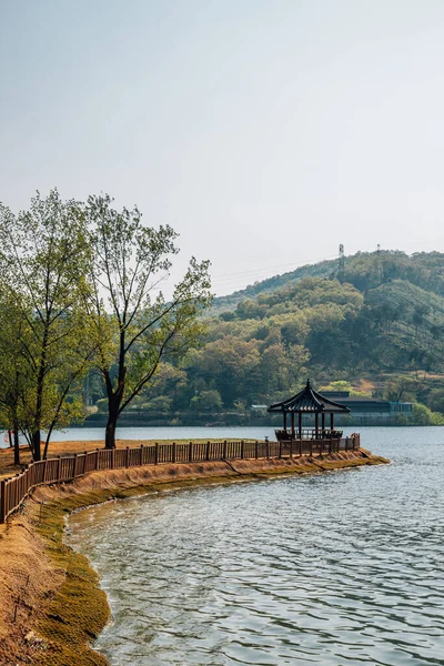 Λίμνη Geumgwang Και Παραδοσιακό Κορεάτικο Περίπτερο Βουνό Στο Anseong Κορέα — Φωτογραφία Αρχείου