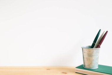 Beyaz arkaplanlı kalemli defter. Çalışma ve öğrenim yeri. Boşluğu kopyala