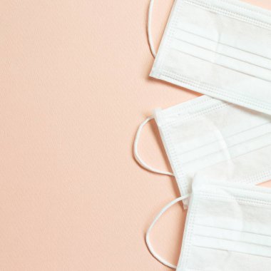 Pembe arka planda tıbbi maske. Basit, asgari