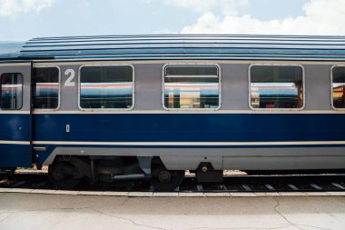 Romanya 'nın Brasov kentindeki Brasov tren istasyonu platformu