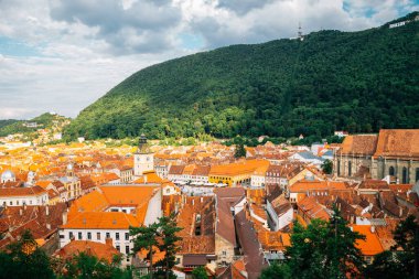 Romanya 'nın Brasov kentinde Tampa dağı manzaralı ortaçağ eski kasaba manzarası