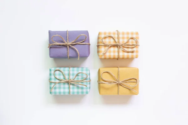 Bunte Geschenkboxen Isoliert Auf Weißem Hintergrund Ansicht Von Oben Kopierraum — Stockfoto