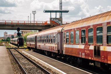 Sibiu, Romanya - 23 Temmuz 2019: Sibiu tren istasyonu, eski tren