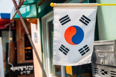 Taegeukgi, Kore ulusal bayrağı Gyodong Adası Daeryong 'da Ganghwa-gun, Incheon, Kore' deki eski geleneksel pazar