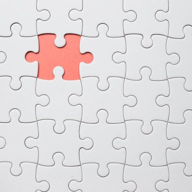 Beyaz yapboz parçaları ve son bir parça