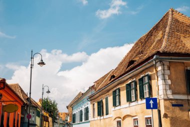 Romanya 'nın Sibiu kentindeki ortaçağ eski kasaba caddesi