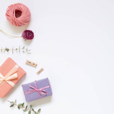 Beyaz arkaplanda paketleme araçları olan hediye kutuları. Üst görünüm, boşluk kopyala