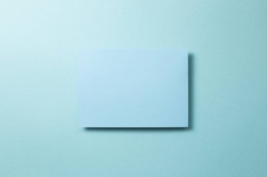 Mavi kâğıt arkaplan üzerine mavi kağıt. Üst görünüm, boşluk kopyala