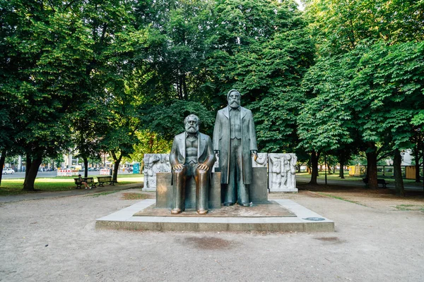 Berlin Tyskland Juni 2019 Karl Marx Och Friedrich Engels Staty — Stockfoto