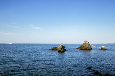 Ise, Mie, Japonya 'da Meoto Iwa Kayaları ve mavi deniz