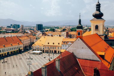 Romanya 'nın Sibiu kentindeki Council Tower' dan Piata Mare Large Meydanı