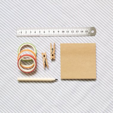 Not defteri, tahta tokalar, kalem, cetvel, şeritli kumaş arkaplan bandı. Çalışma ve öğrenim yeri. düz alan, üst görünüm, kopyala boşluk