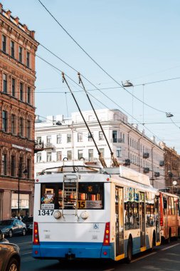 Saint Petersburg, Rusya - 17 Ağustos 2019: Eski binaları olan eski yerel tramvay otobüsü