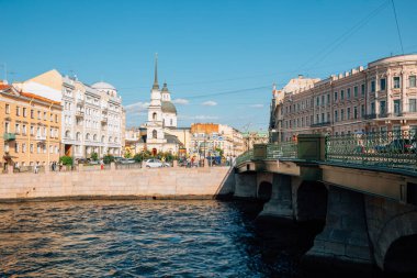 Belinsky Köprüsü ve Simeon ve Anna Kilisesi ile Saint Petersburg, Rusya 'da Fontanka Nehri