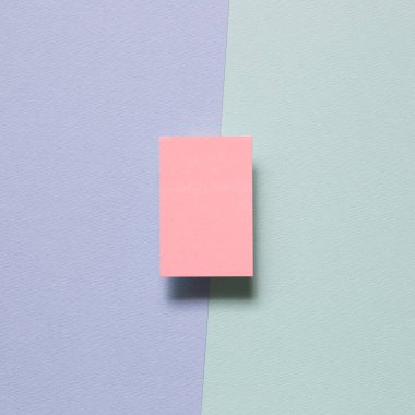 Pembe not kağıdı, mor ve yeşil arka planda yapışkan notlar. Üst görünüm, boşluk kopyala