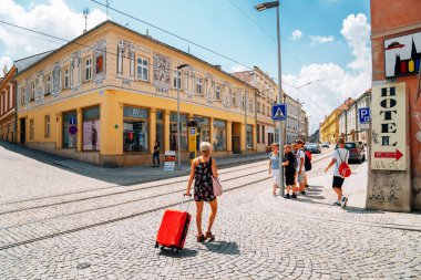 Olomouc, Çek Cumhuriyeti - 19 Haziran 2019: Eski kasaba ve turistler
