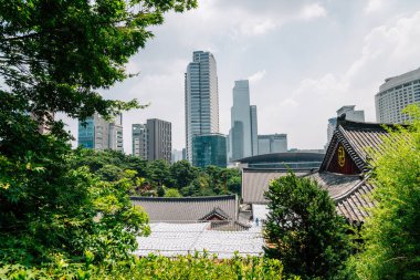 Bongeunsa tapınağı ve Seul, Kore 'deki gökdelenler