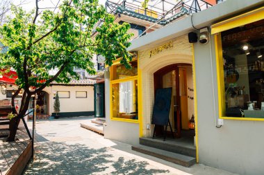 Seul, Kore - 29 Nisan 2020: Ikseon-dong Hanok Köyü. Cafe ve restoran sokağı.