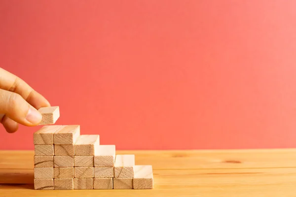 Ahşap Kaplama Merdivenler Pembe Arka Plan Geliştirme Büyüme Başarı Kavramı — Stok fotoğraf