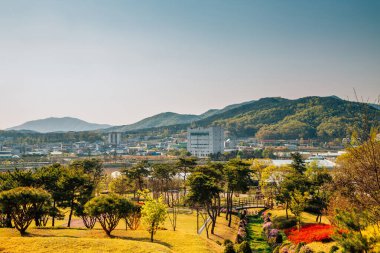 Cheonan, Kore 'deki Yu Gwan-sun Anıt Salonu' ndan dağ ve şehir manzarası