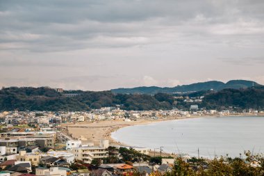 Japonya, Kamakura 'daki Hasedera Tapınağı' ndan Yuigahama plajı ve sahil köyü.