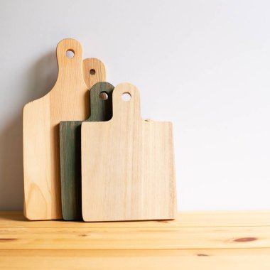 Tahta tepsi, kesme tahtası, tahta masa, beyaz arka plan.