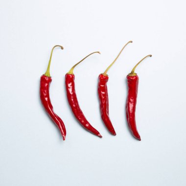 Mavi arka planda kırmızı kırmızı kırmızı biber. düz yatış, üst görünüm