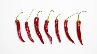 Beyaz arka planda kırmızı kırmızı kırmızı biber. düz yatış, üst görünüm