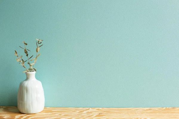 Jarrón Hojas Eucalipto Sobre Mesa Madera Con Fondo Verde — Foto de Stock