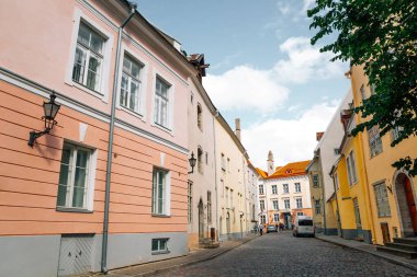 Tallinn, Estonya 'da eski bir kasaba caddesi