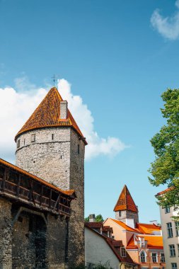 Tallinn eski kasaba, kale duvarı ve Estonya 'daki kule