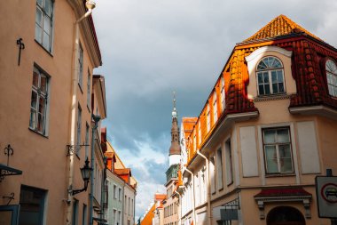 Tallinn, Estonya 'da eski bir kasaba caddesi