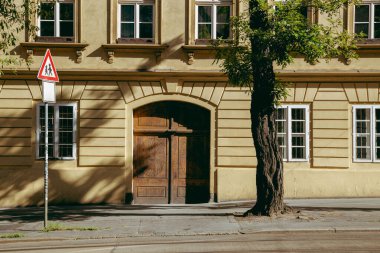 Çek Cumhuriyeti Prag 'da eski sarı bina ve sabah caddesi.