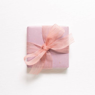 Açık mor hediye kutusu beyaz arka planda izole edilmiş. en üstteki görünüm