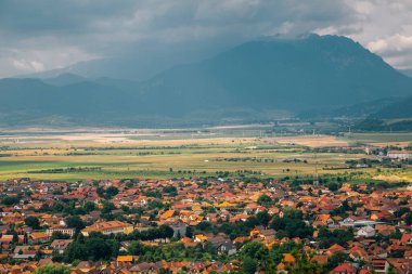 Romanya 'nın Rasnov kentinde eski kent ve dağlar manzaralı