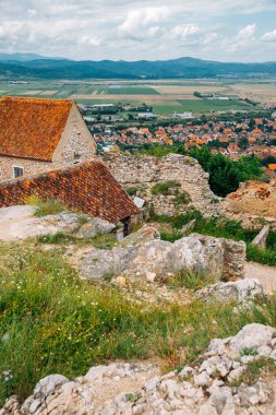 Romanya 'nın Rasnov kentinde Rasnov Kalesi ve eski kasaba manzarası
