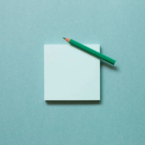 stock image Green memo paper, sticky notes with colored pencil on green background. top view, copy space