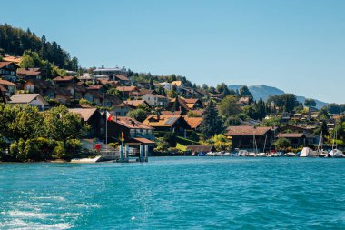 Spiez Köyü ve İsviçre 'deki Thun Gölü