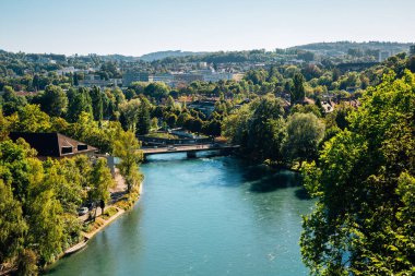 İsviçre 'de nehri olan eski bir kasaba.
