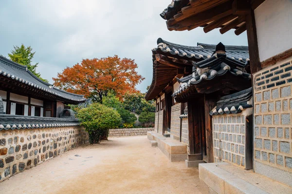Koreaanse Traditionele Huis Met Herfst Esdoorn Bladeren Namsangol Hanok Village — Stockfoto
