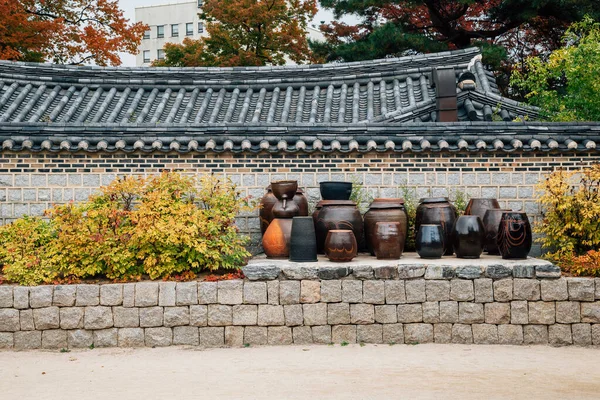 Jangdokdae 韩国首尔Namsangol Hanok村的韩国传统陶器罐 — 图库照片