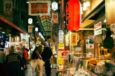 Kyoto, Japonya - 29 Eylül 2018: Nishiki pazarı, Japon eski geleneksel pazar caddesi