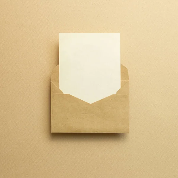 Carte Blanche Dans Une Enveloppe Kraft Sur Fond Beige Vue — Photo