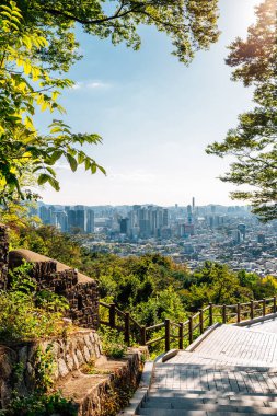 Seul şehri panoramik manzarası Namsan Park 'tan Seul, Kore' ye kadar yürüyor.